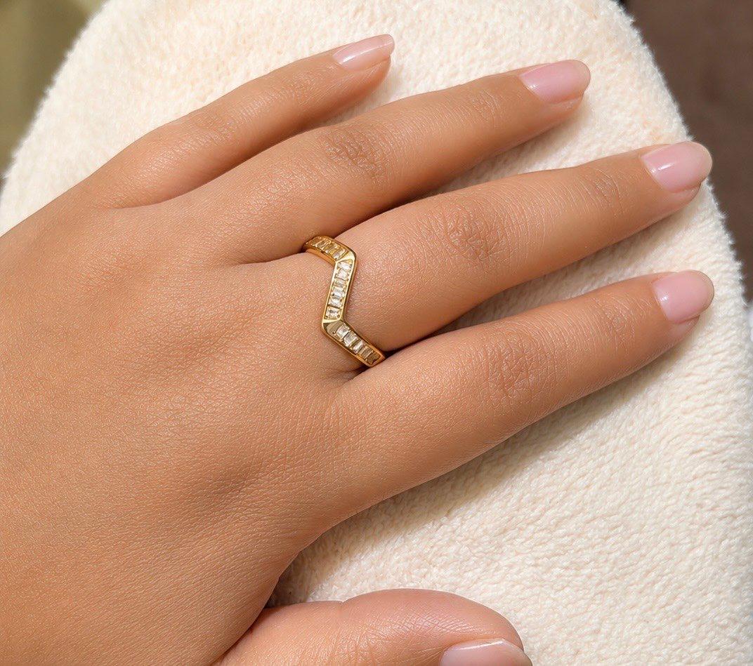 Elegant V-Shaped Ring - Image 1